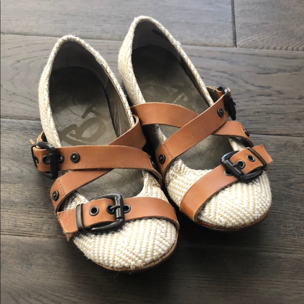 Leather strap ballet flats